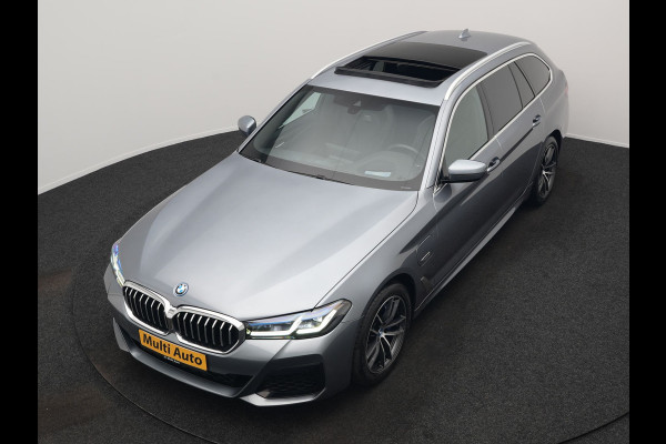 BMW 5 Serie Touring 530e xDrive M Sport PHEV 293pk Dealer O.H. | Panodak | Head Up | Laser LED | 360 Camera | Harman & Kardon | Sfeerverlichting | Alcantara Sportstoelen Verwarmd | Keyless | Blis | Virtual | Navigatie | DAB | Plug In Hybrid