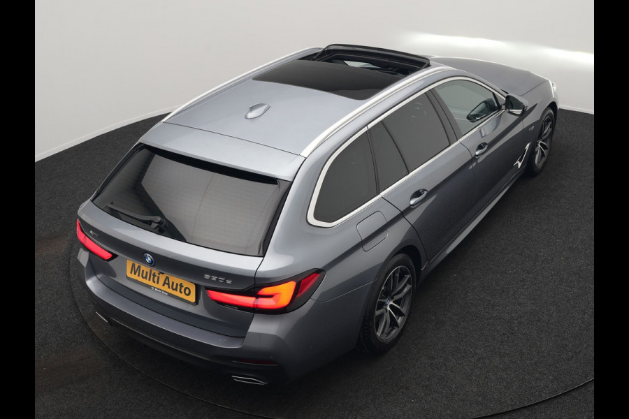 BMW 5 Serie Touring 530e xDrive M Sport PHEV 293pk Dealer O.H. | Panodak | Head Up | Laser LED | 360 Camera | Harman & Kardon | Sfeerverlichting | Alcantara Sportstoelen Verwarmd | Keyless | Blis | Virtual | Navigatie | DAB | Plug In Hybrid