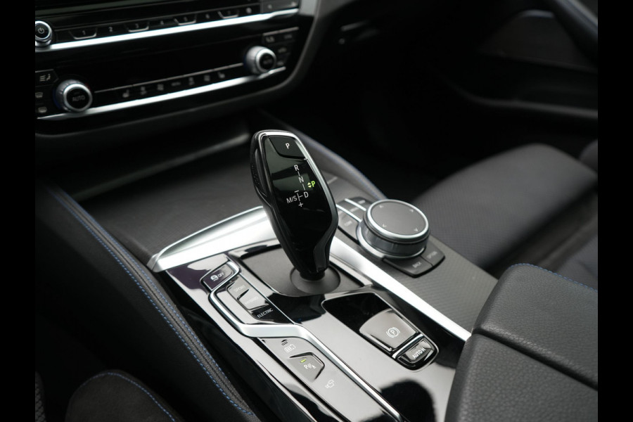 BMW 5 Serie Touring 530e xDrive M Sport PHEV 293pk Dealer O.H. | Panodak | Head Up | Laser LED | 360 Camera | Harman & Kardon | Sfeerverlichting | Alcantara Sportstoelen Verwarmd | Keyless | Blis | Virtual | Navigatie | DAB | Plug In Hybrid