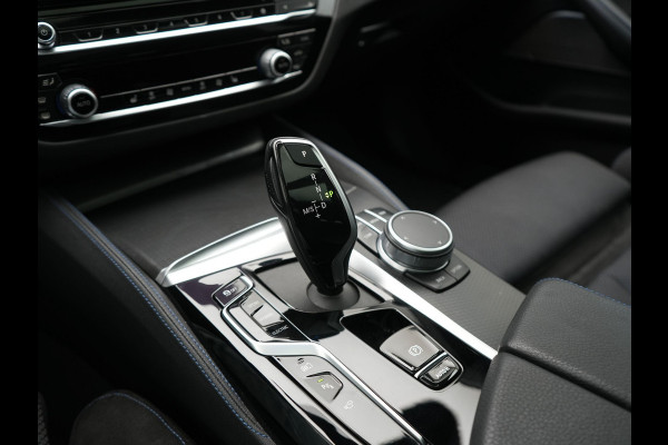 BMW 5 Serie Touring 530e xDrive M Sport PHEV 293pk Dealer O.H. | Panodak | Head Up | Laser LED | 360 Camera | Harman & Kardon | Sfeerverlichting | Alcantara Sportstoelen Verwarmd | Keyless | Blis | Virtual | Navigatie | DAB | Plug In Hybrid