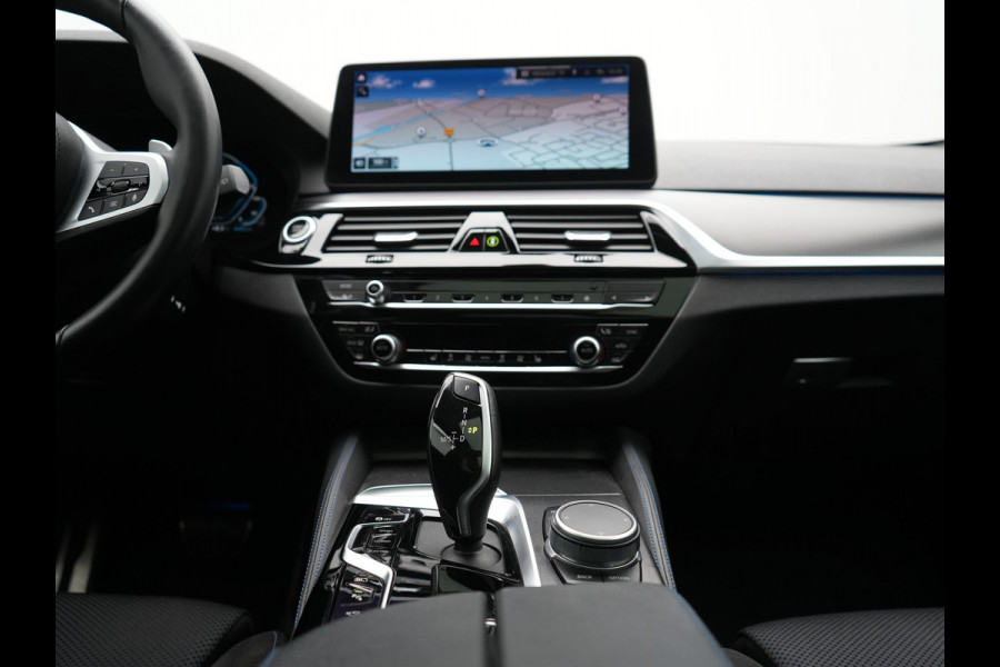 BMW 5 Serie Touring 530e xDrive M Sport PHEV 293pk Dealer O.H. | Panodak | Head Up | Laser LED | 360 Camera | Harman & Kardon | Sfeerverlichting | Alcantara Sportstoelen Verwarmd | Keyless | Blis | Virtual | Navigatie | DAB | Plug In Hybrid