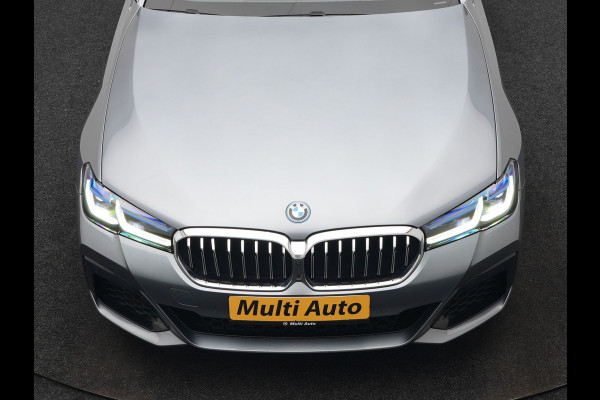 BMW 5 Serie Touring 530e xDrive M Sport PHEV 293pk Dealer O.H. | Panodak | Head Up | Laser LED | 360 Camera | Harman & Kardon | Sfeerverlichting | Alcantara Sportstoelen Verwarmd | Keyless | Blis | Virtual | Navigatie | DAB | Plug In Hybrid