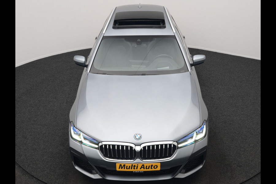 BMW 5 Serie Touring 530e xDrive M Sport PHEV 293pk Dealer O.H. | Panodak | Head Up | Laser LED | 360 Camera | Harman & Kardon | Sfeerverlichting | Alcantara Sportstoelen Verwarmd | Keyless | Blis | Virtual | Navigatie | DAB | Plug In Hybrid
