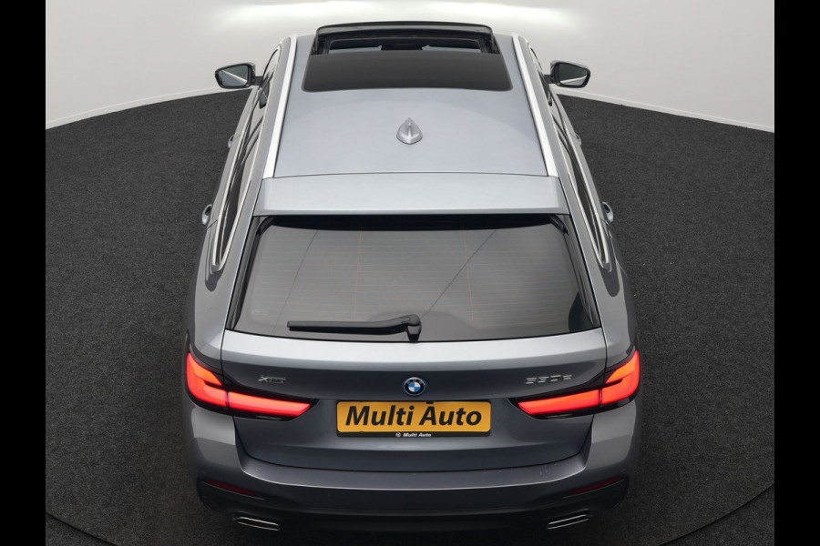 BMW 5 Serie Touring 530e xDrive M Sport PHEV 293pk Dealer O.H. | Panodak | Head Up | Laser LED | 360 Camera | Harman & Kardon | Sfeerverlichting | Alcantara Sportstoelen Verwarmd | Keyless | Blis | Virtual | Navigatie | DAB | Plug In Hybrid