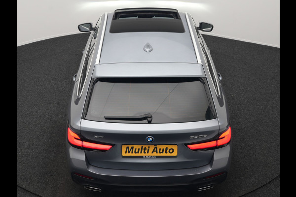 BMW 5 Serie Touring 530e xDrive M Sport PHEV 293pk Dealer O.H. | Panodak | Head Up | Laser LED | 360 Camera | Harman & Kardon | Sfeerverlichting | Alcantara Sportstoelen Verwarmd | Keyless | Blis | Virtual | Navigatie | DAB | Plug In Hybrid