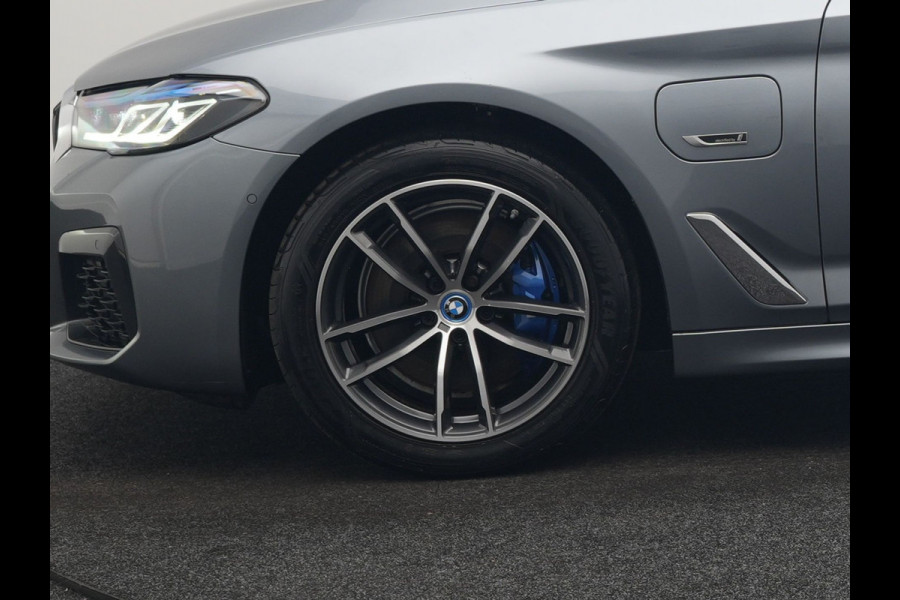 BMW 5 Serie Touring 530e xDrive M Sport PHEV 293pk Dealer O.H. | Panodak | Head Up | Laser LED | 360 Camera | Harman & Kardon | Sfeerverlichting | Alcantara Sportstoelen Verwarmd | Keyless | Blis | Virtual | Navigatie | DAB | Plug In Hybrid