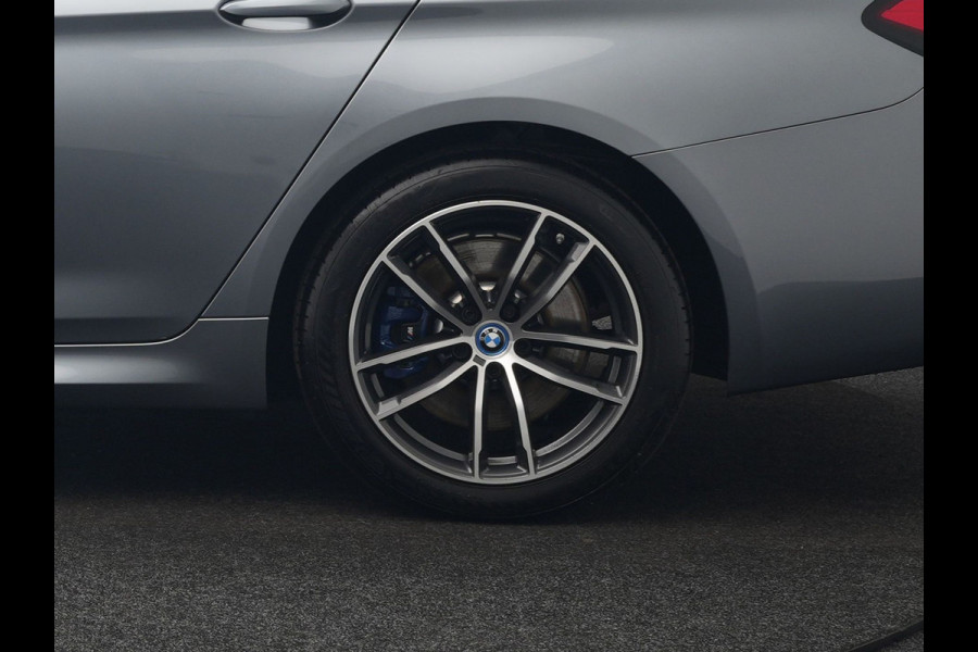BMW 5 Serie Touring 530e xDrive M Sport PHEV 293pk Dealer O.H. | Panodak | Head Up | Laser LED | 360 Camera | Harman & Kardon | Sfeerverlichting | Alcantara Sportstoelen Verwarmd | Keyless | Blis | Virtual | Navigatie | DAB | Plug In Hybrid