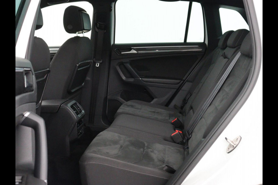 Volkswagen Tiguan 1.4 TSI R Line | Panoramadak | Stoelverwarming | LED Plus | Trekhaak | Camera | Keyless | 20'' | Adaptive cruise | Virtual Cockpit | Navigatie | Park Assist | DAB | Climate control | Getint glas