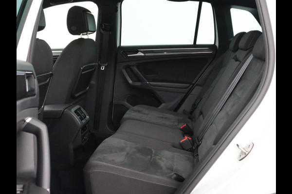 Volkswagen Tiguan 1.4 TSI R Line | Panoramadak | Stoelverwarming | LED Plus | Trekhaak | Camera | Keyless | 20'' | Adaptive cruise | Virtual Cockpit | Navigatie | Park Assist | DAB | Climate control | Getint glas
