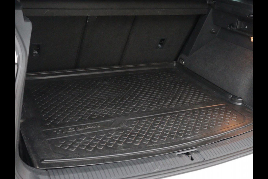 Volkswagen Tiguan 1.4 TSI R Line | Panoramadak | Stoelverwarming | LED Plus | Trekhaak | Camera | Keyless | 20'' | Adaptive cruise | Virtual Cockpit | Navigatie | Park Assist | DAB | Climate control | Getint glas