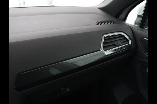 Volkswagen Tiguan 1.4 TSI R Line | Panoramadak | Stoelverwarming | LED Plus | Trekhaak | Camera | Keyless | 20'' | Adaptive cruise | Virtual Cockpit | Navigatie | Park Assist | DAB | Climate control | Getint glas