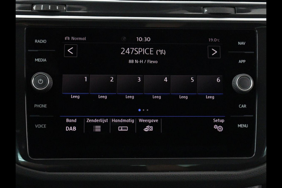 Volkswagen Tiguan 1.4 TSI R Line | Panoramadak | Stoelverwarming | LED Plus | Trekhaak | Camera | Keyless | 20'' | Adaptive cruise | Virtual Cockpit | Navigatie | Park Assist | DAB | Climate control | Getint glas