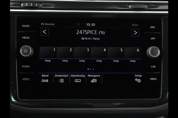 Volkswagen Tiguan 1.4 TSI R Line | Panoramadak | Stoelverwarming | LED Plus | Trekhaak | Camera | Keyless | 20'' | Adaptive cruise | Virtual Cockpit | Navigatie | Park Assist | DAB | Climate control | Getint glas