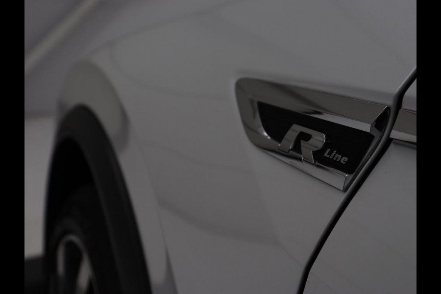 Volkswagen Tiguan 1.4 TSI R Line | Panoramadak | Stoelverwarming | LED Plus | Trekhaak | Camera | Keyless | 20'' | Adaptive cruise | Virtual Cockpit | Navigatie | Park Assist | DAB | Climate control | Getint glas