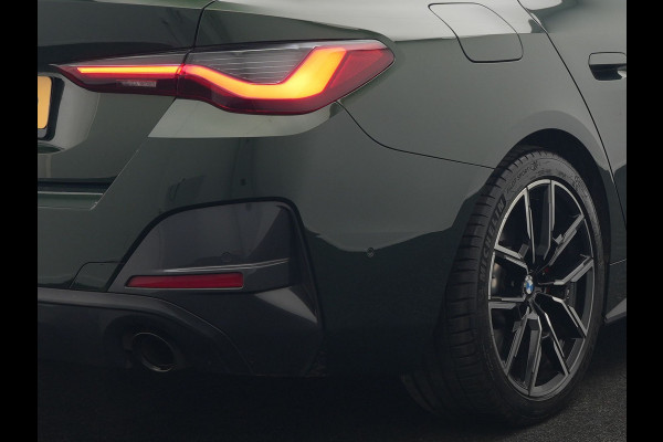 BMW 4 Serie Gran Coupé 430i M Sport 245pk Dealer O.H Sanremo Green | Panodak | Lederen Competition Stoelen Memory & Verwarmd | Adaptive Onderstel | 360 Camera | Harman & Kardon | 19" L.M | Carbon | Apple Carplay | Navigatie | Blis | Virtual | DAB |