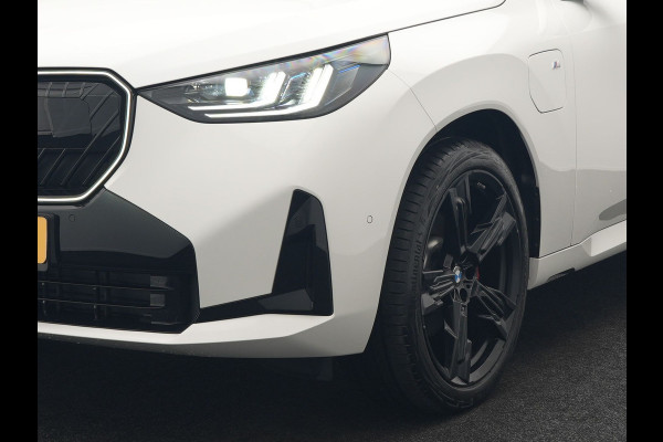 BMW X3 30e xDrive M Sport PRO PHEV 299pk | Panodak | Trekhaak af Fabriek | Adaptive Cruise | 21"L.M | 360 Camera | Head Up | Harman Kardon | Lederen Sportstoelen Memory & Verwarmd |  Widescreen | Navigatie | DAB | Plug In Hybrid