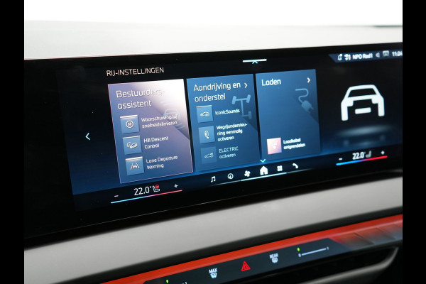 BMW X3 30e xDrive M Sport PRO PHEV 299pk | Panodak | Trekhaak af Fabriek | Adaptive Cruise | 21"L.M | 360 Camera | Head Up | Harman Kardon | Lederen Sportstoelen Memory & Verwarmd |  Widescreen | Navigatie | DAB | Plug In Hybrid