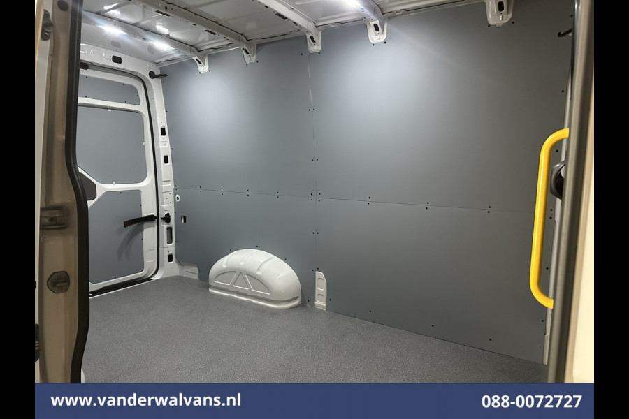 Volkswagen Crafter 2.0 TDI 141pk L3H3 L2H2 Euro6 Airco | Camera | Apple Carplay | Android Auto | Cruisecontrol | Massagestoel Chauffeursstoel, 2800kg trekvermogen