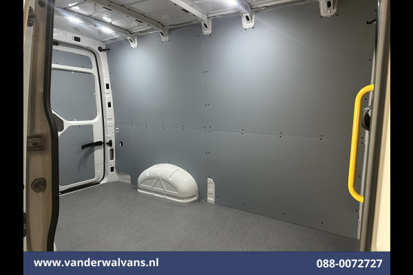 Volkswagen Crafter 2.0 TDI 141pk L3H3 L2H2 Euro6 Airco | Camera | Apple Carplay | Android Auto | Cruisecontrol | Massagestoel Chauffeursstoel, 2800kg trekvermogen