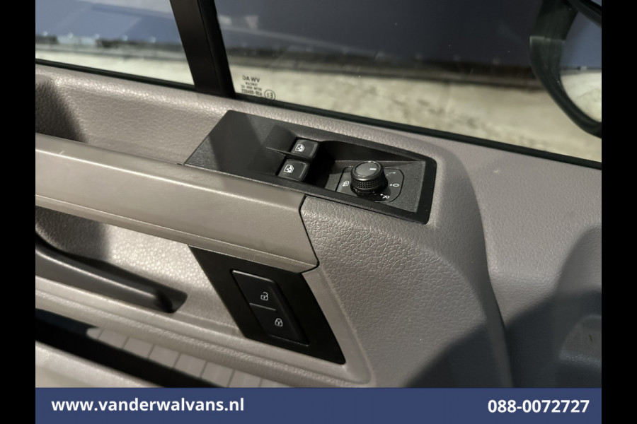 Volkswagen Crafter 2.0 TDI 141pk L3H3 L2H2 Euro6 Airco | Camera | Apple Carplay | Android Auto | Cruisecontrol | Massagestoel Chauffeursstoel, 2800kg trekvermogen