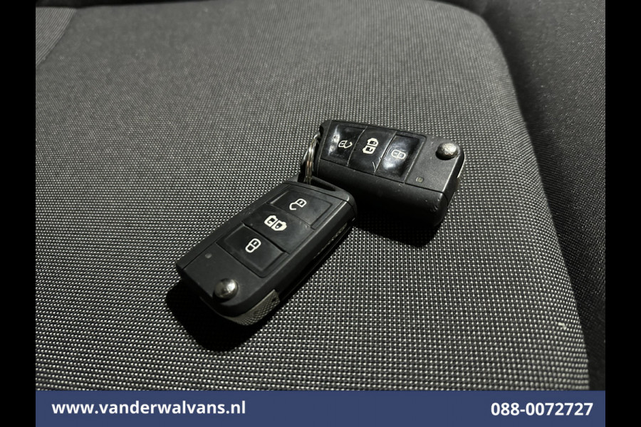 Volkswagen Crafter 2.0 TDI 141pk L3H3 L2H2 Euro6 Airco | Camera | Apple Carplay | Android Auto | Cruisecontrol | Massagestoel Chauffeursstoel, 2800kg trekvermogen