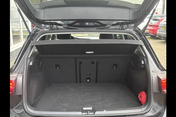 Volkswagen Golf 1.5 TSI Style | Trekhaak | Sfeerverlichting | Stoel & Stuurverwarming | Adaptieve Cruise