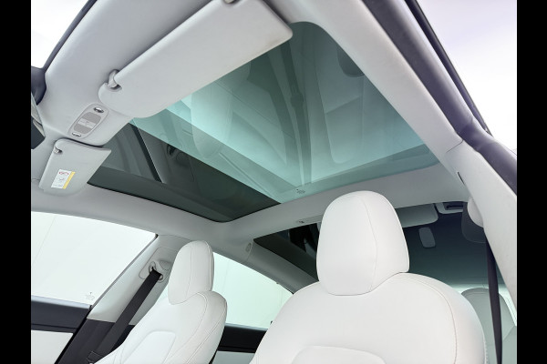 Tesla Model 3 SR+ 325PK AutoPilot Ivory-Leder Pano-Dak Adaptive Cruise Lmv 18" Camera's Elektr.-Stuur+Stoelen+Spiegels+Geheugen+Easy-Entry+Ver Ecc Navi Led DAB Voorverwarmen interieur via App Keyless One-Pedal-Drive 1e Eigenaar Origineel Nederlandse Auto 1.584kg
