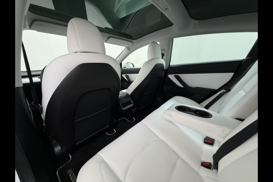 Tesla Model 3 SR+ 325PK AutoPilot Ivory-Leder Pano-Dak Adaptive Cruise Lmv 18" Camera's Elektr.-Stuur+Stoelen+Spiegels+Geheugen+Easy-Entry+Ver Ecc Navi Led DAB Voorverwarmen interieur via App Keyless One-Pedal-Drive 1e Eigenaar Origineel Nederlandse Auto 1.584kg
