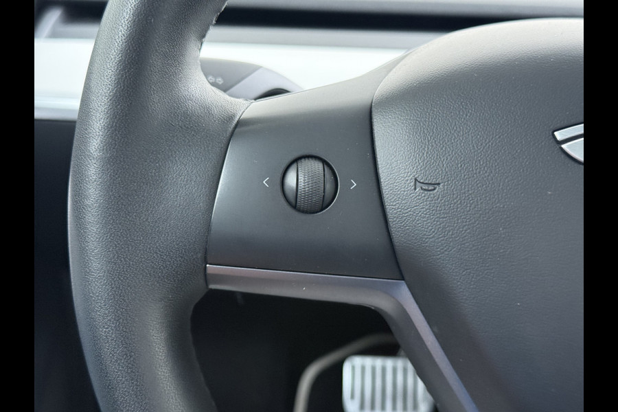 Tesla Model 3 SR+ 325PK AutoPilot Ivory-Leder Pano-Dak Adaptive Cruise Lmv 18" Camera's Elektr.-Stuur+Stoelen+Spiegels+Geheugen+Easy-Entry+Ver Ecc Navi Led DAB Voorverwarmen interieur via App Keyless One-Pedal-Drive 1e Eigenaar Origineel Nederlandse Auto 1.584kg