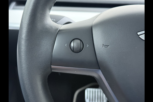 Tesla Model 3 SR+ 325PK AutoPilot Ivory-Leder Pano-Dak Adaptive Cruise Lmv 18" Camera's Elektr.-Stuur+Stoelen+Spiegels+Geheugen+Easy-Entry+Ver Ecc Navi Led DAB Voorverwarmen interieur via App Keyless One-Pedal-Drive 1e Eigenaar Origineel Nederlandse Auto 1.584kg