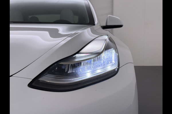 Tesla Model 3 SR+ 325PK AutoPilot Ivory-Leder Pano-Dak Adaptive Cruise Lmv 18" Camera's Elektr.-Stuur+Stoelen+Spiegels+Geheugen+Easy-Entry+Ver Ecc Navi Led DAB Voorverwarmen interieur via App Keyless One-Pedal-Drive 1e Eigenaar Origineel Nederlandse Auto 1.584kg