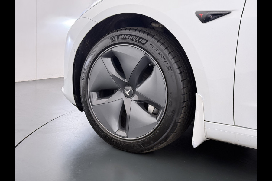 Tesla Model 3 SR+ 325PK AutoPilot Ivory-Leder Pano-Dak Adaptive Cruise Lmv 18" Camera's Elektr.-Stuur+Stoelen+Spiegels+Geheugen+Easy-Entry+Ver Ecc Navi Led DAB Voorverwarmen interieur via App Keyless One-Pedal-Drive 1e Eigenaar Origineel Nederlandse Auto 1.584kg