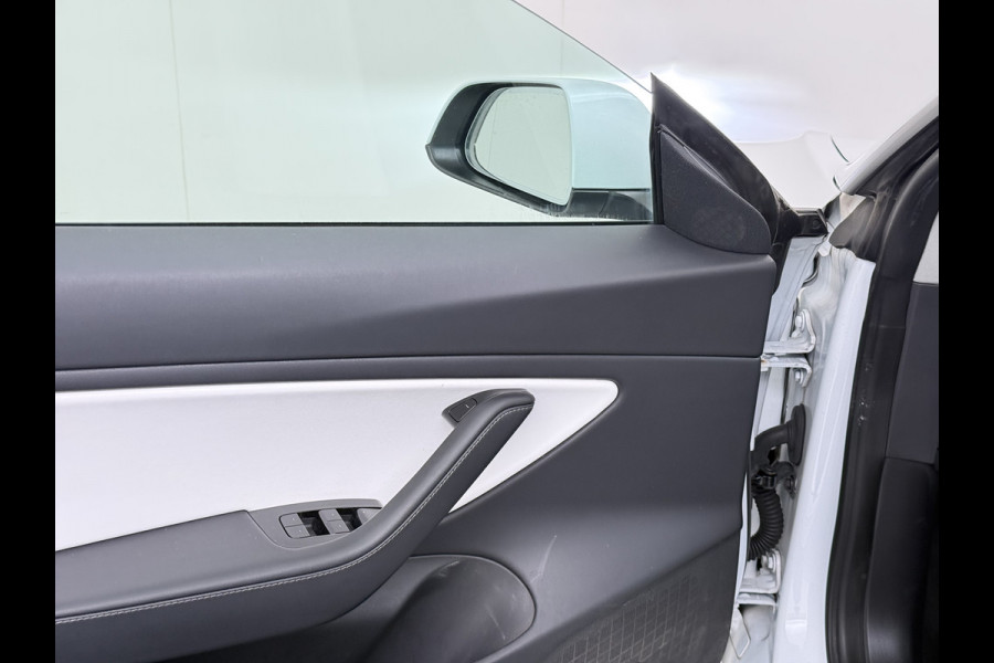 Tesla Model 3 SR+ 325PK AutoPilot Ivory-Leder Pano-Dak Adaptive Cruise Lmv 18" Camera's Elektr.-Stuur+Stoelen+Spiegels+Geheugen+Easy-Entry+Ver Ecc Navi Led DAB Voorverwarmen interieur via App Keyless One-Pedal-Drive 1e Eigenaar Origineel Nederlandse Auto 1.584kg
