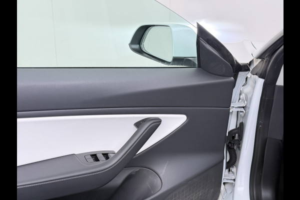 Tesla Model 3 SR+ 325PK AutoPilot Ivory-Leder Pano-Dak Adaptive Cruise Lmv 18" Camera's Elektr.-Stuur+Stoelen+Spiegels+Geheugen+Easy-Entry+Ver Ecc Navi Led DAB Voorverwarmen interieur via App Keyless One-Pedal-Drive 1e Eigenaar Origineel Nederlandse Auto 1.584kg