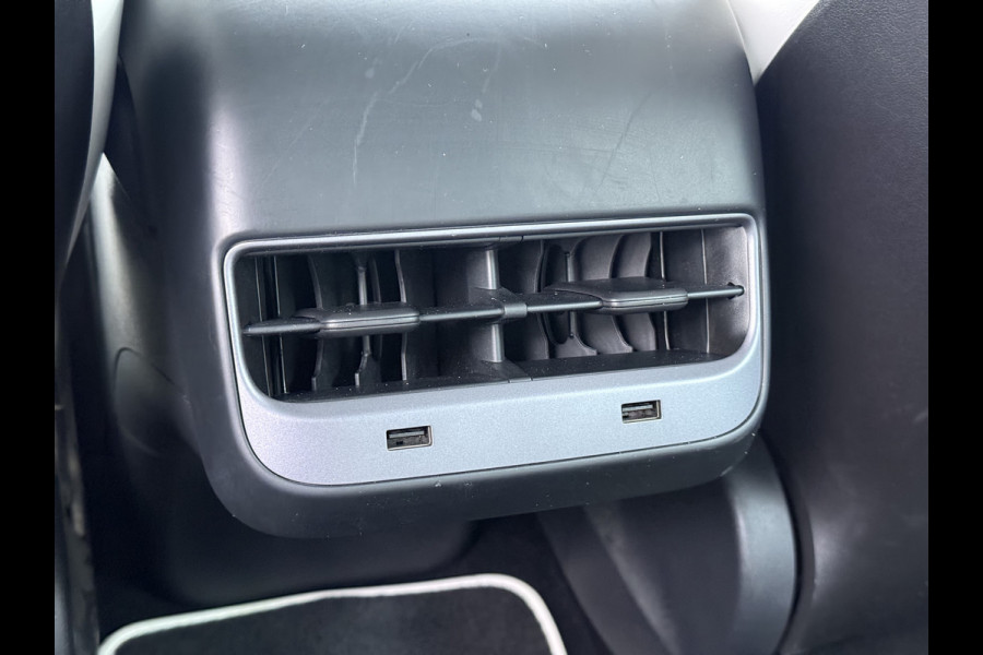 Tesla Model 3 SR+ 325PK AutoPilot Ivory-Leder Pano-Dak Adaptive Cruise Lmv 18" Camera's Elektr.-Stuur+Stoelen+Spiegels+Geheugen+Easy-Entry+Ver Ecc Navi Led DAB Voorverwarmen interieur via App Keyless One-Pedal-Drive 1e Eigenaar Origineel Nederlandse Auto 1.584kg