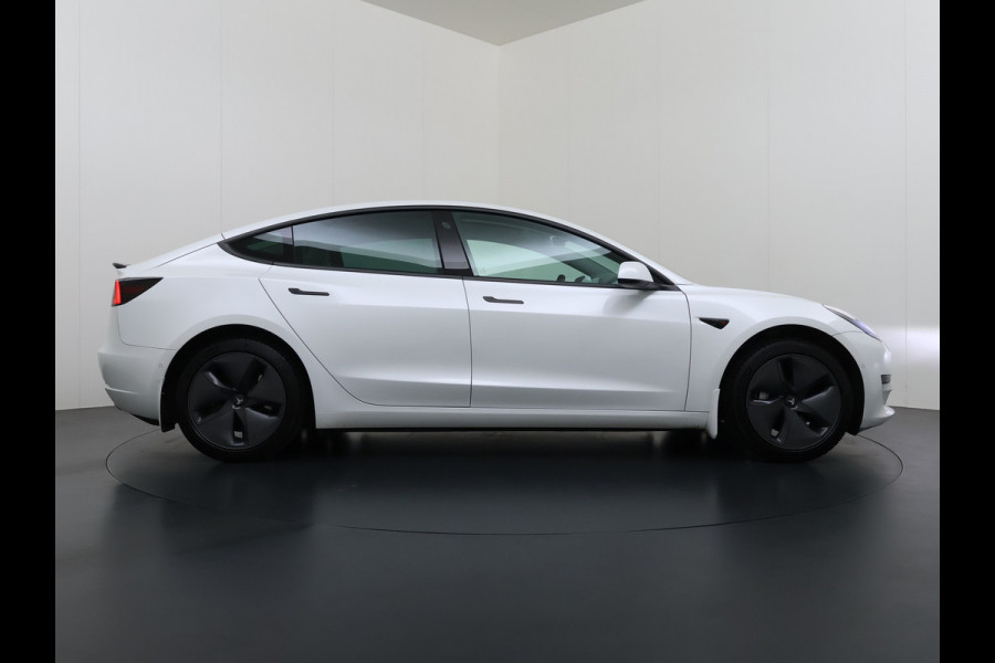 Tesla Model 3 SR+ 325PK AutoPilot Ivory-Leder Pano-Dak Adaptive Cruise Lmv 18" Camera's Elektr.-Stuur+Stoelen+Spiegels+Geheugen+Easy-Entry+Ver Ecc Navi Led DAB Voorverwarmen interieur via App Keyless One-Pedal-Drive 1e Eigenaar Origineel Nederlandse Auto 1.584kg