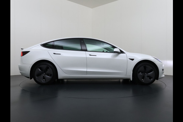 Tesla Model 3 SR+ 325PK AutoPilot Ivory-Leder Pano-Dak Adaptive Cruise Lmv 18" Camera's Elektr.-Stuur+Stoelen+Spiegels+Geheugen+Easy-Entry+Ver Ecc Navi Led DAB Voorverwarmen interieur via App Keyless One-Pedal-Drive 1e Eigenaar Origineel Nederlandse Auto 1.584kg