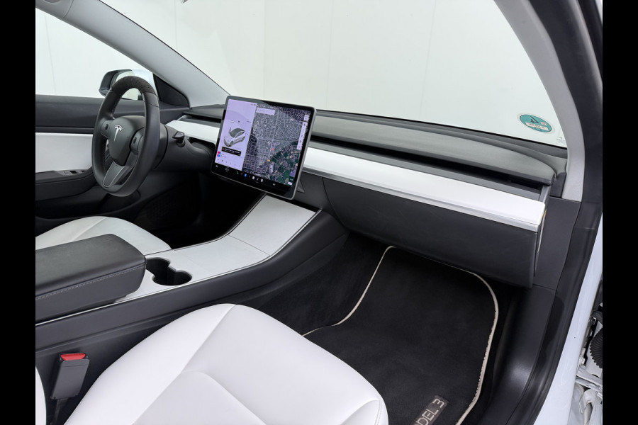 Tesla Model 3 SR+ 325PK AutoPilot Ivory-Leder Pano-Dak Adaptive Cruise Lmv 18" Camera's Elektr.-Stuur+Stoelen+Spiegels+Geheugen+Easy-Entry+Ver Ecc Navi Led DAB Voorverwarmen interieur via App Keyless One-Pedal-Drive 1e Eigenaar Origineel Nederlandse Auto 1.584kg