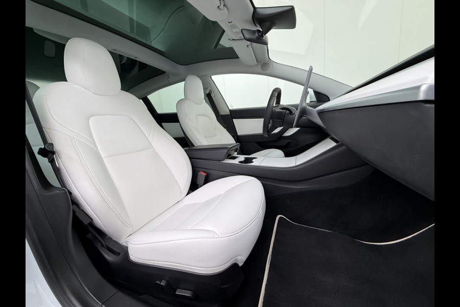 Tesla Model 3 SR+ 325PK AutoPilot Ivory-Leder Pano-Dak Adaptive Cruise Lmv 18" Camera's Elektr.-Stuur+Stoelen+Spiegels+Geheugen+Easy-Entry+Ver Ecc Navi Led DAB Voorverwarmen interieur via App Keyless One-Pedal-Drive 1e Eigenaar Origineel Nederlandse Auto 1.584kg