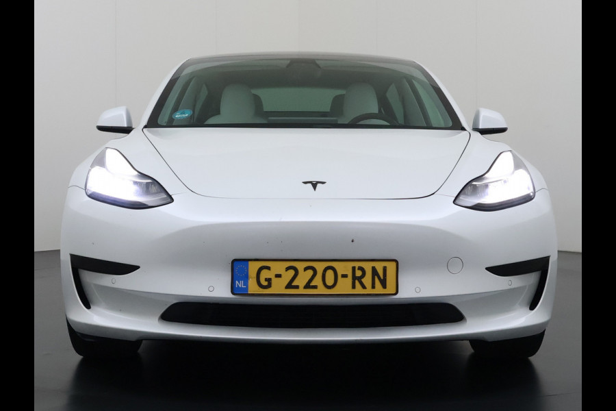 Tesla Model 3 SR+ 325PK AutoPilot Ivory-Leder Pano-Dak Adaptive Cruise Lmv 18" Camera's Elektr.-Stuur+Stoelen+Spiegels+Geheugen+Easy-Entry+Ver Ecc Navi Led DAB Voorverwarmen interieur via App Keyless One-Pedal-Drive 1e Eigenaar Origineel Nederlandse Auto 1.584kg