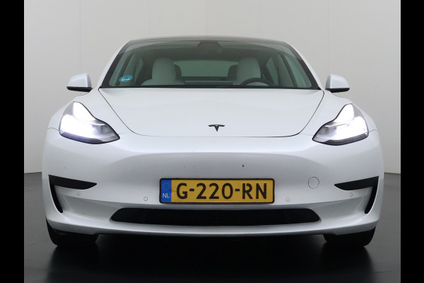 Tesla Model 3 SR+ 325PK AutoPilot Ivory-Leder Pano-Dak Adaptive Cruise Lmv 18" Camera's Elektr.-Stuur+Stoelen+Spiegels+Geheugen+Easy-Entry+Ver Ecc Navi Led DAB Voorverwarmen interieur via App Keyless One-Pedal-Drive 1e Eigenaar Origineel Nederlandse Auto 1.584kg