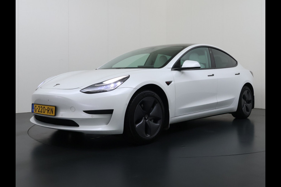 Tesla Model 3 SR+ 325PK AutoPilot Ivory-Leder Pano-Dak Adaptive Cruise Lmv 18" Camera's Elektr.-Stuur+Stoelen+Spiegels+Geheugen+Easy-Entry+Ver Ecc Navi Led DAB Voorverwarmen interieur via App Keyless One-Pedal-Drive 1e Eigenaar Origineel Nederlandse Auto 1.584kg