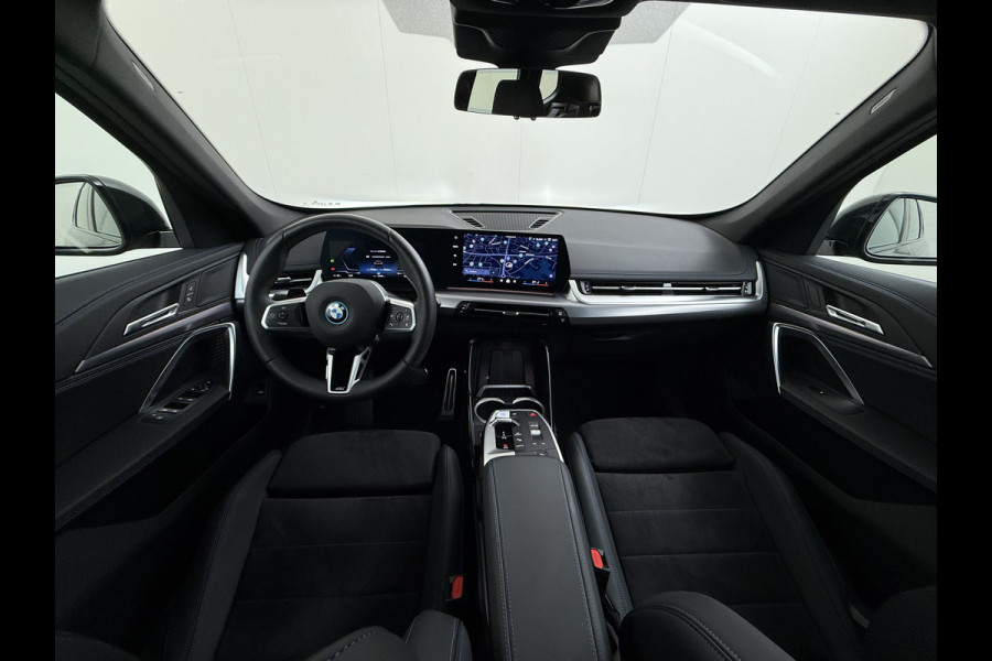 BMW iX1 eDrive20 67kWh M-Sport-Pro Leder/Alcantara Premium 19" LED Connected-Pro Warmtepomp Camera Navi Ecc Pdc 100% SOH Apple Carplay A Standverwarming/koeling Zwarte-Hemel Drive-Assist Elek.Achterklep Lmv Led Isofix DAB Keyless Wifi 1e Eigenaar Origineel Nederlandse Auto Zeer compleet!