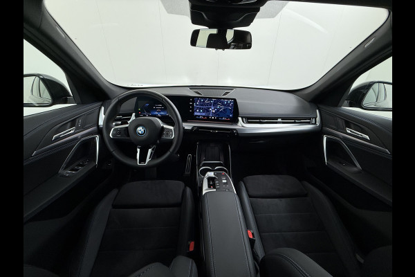 BMW iX1 eDrive20 67kWh M-Sport-Pro Leder/Alcantara Premium 19" LED Connected-Pro Warmtepomp Camera Navi Ecc Pdc 100% SOH Apple Carplay A Standverwarming/koeling Zwarte-Hemel Drive-Assist Elek.Achterklep Lmv Led Isofix DAB Keyless Wifi 1e Eigenaar Origineel Nederlandse Auto Zeer compleet!