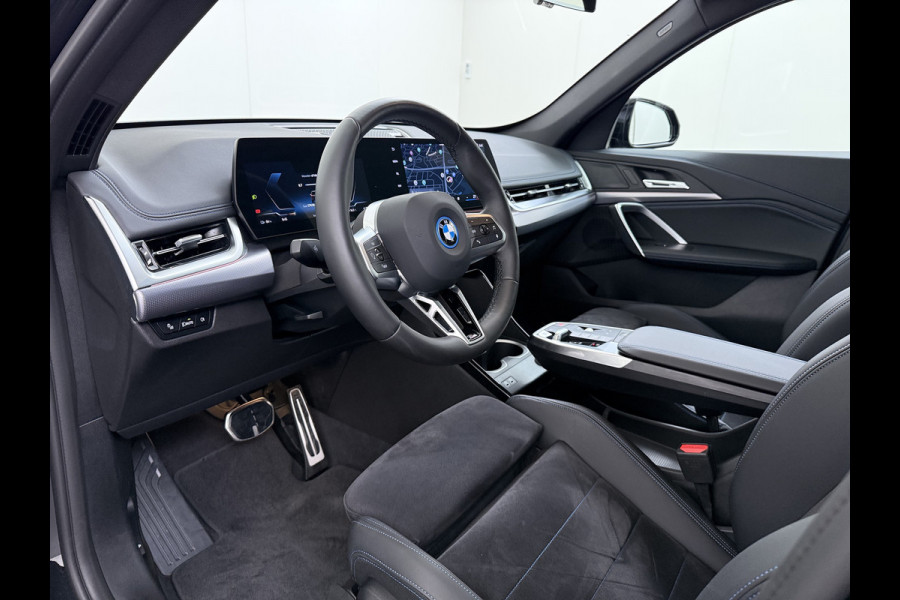 BMW iX1 eDrive20 67kWh M-Sport-Pro Leder/Alcantara Premium 19" LED Connected-Pro Warmtepomp Camera Navi Ecc Pdc 100% SOH Apple Carplay A Standverwarming/koeling Zwarte-Hemel Drive-Assist Elek.Achterklep Lmv Led Isofix DAB Keyless Wifi 1e Eigenaar Origineel Nederlandse Auto Zeer compleet!