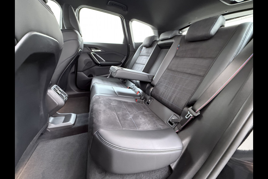 BMW iX1 eDrive20 67kWh M-Sport-Pro Leder/Alcantara Premium 19" LED Connected-Pro Warmtepomp Camera Navi Ecc Pdc 100% SOH Apple Carplay A Standverwarming/koeling Zwarte-Hemel Drive-Assist Elek.Achterklep Lmv Led Isofix DAB Keyless Wifi 1e Eigenaar Origineel Nederlandse Auto Zeer compleet!