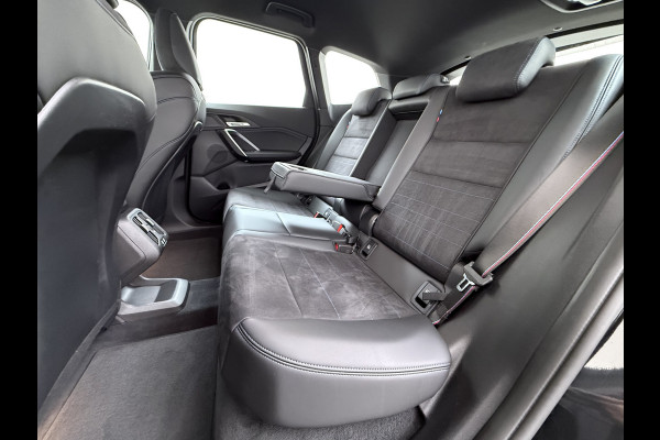 BMW iX1 eDrive20 67kWh M-Sport-Pro Leder/Alcantara Premium 19" LED Connected-Pro Warmtepomp Camera Navi Ecc Pdc 100% SOH Apple Carplay A Standverwarming/koeling Zwarte-Hemel Drive-Assist Elek.Achterklep Lmv Led Isofix DAB Keyless Wifi 1e Eigenaar Origineel Nederlandse Auto Zeer compleet!