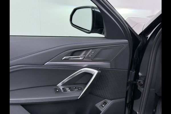 BMW iX1 eDrive20 67kWh M-Sport-Pro Leder/Alcantara Premium 19" LED Connected-Pro Warmtepomp Camera Navi Ecc Pdc 100% SOH Apple Carplay A Standverwarming/koeling Zwarte-Hemel Drive-Assist Elek.Achterklep Lmv Led Isofix DAB Keyless Wifi 1e Eigenaar Origineel Nederlandse Auto Zeer compleet!