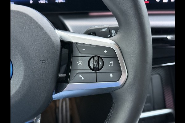 BMW iX1 eDrive20 67kWh M-Sport-Pro Leder/Alcantara Premium 19" LED Connected-Pro Warmtepomp Camera Navi Ecc Pdc 100% SOH Apple Carplay A Standverwarming/koeling Zwarte-Hemel Drive-Assist Elek.Achterklep Lmv Led Isofix DAB Keyless Wifi 1e Eigenaar Origineel Nederlandse Auto Zeer compleet!