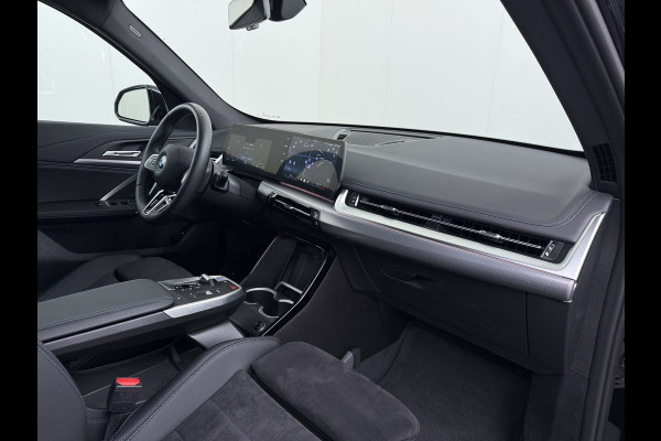 BMW iX1 eDrive20 67kWh M-Sport-Pro Leder/Alcantara Premium 19" LED Connected-Pro Warmtepomp Camera Navi Ecc Pdc 100% SOH Apple Carplay A Standverwarming/koeling Zwarte-Hemel Drive-Assist Elek.Achterklep Lmv Led Isofix DAB Keyless Wifi 1e Eigenaar Origineel Nederlandse Auto Zeer compleet!